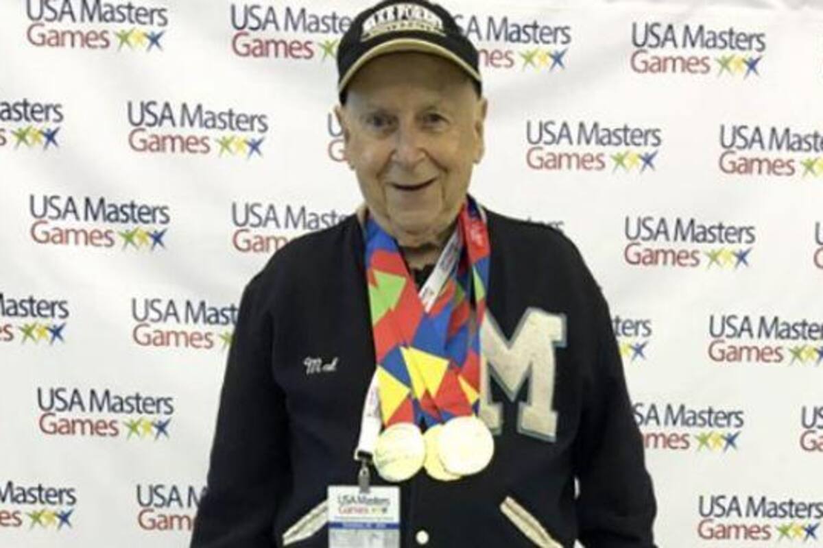 Con 92 años se reencuentra con su chaqueta colegial gracias a las redes