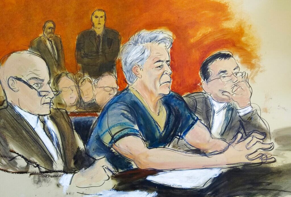 Este bosquejo de un artista de corte muestra al acusado Jeffrey Epstein, centro, al lado de su abogados Martin Weinberg, izquierda, y Marc Fernich durante su audiencia de instrucción de cargos en una corte federal de Nueva York, el lunes 8 de julio del 2019. (Elizabeth Williams via AP)