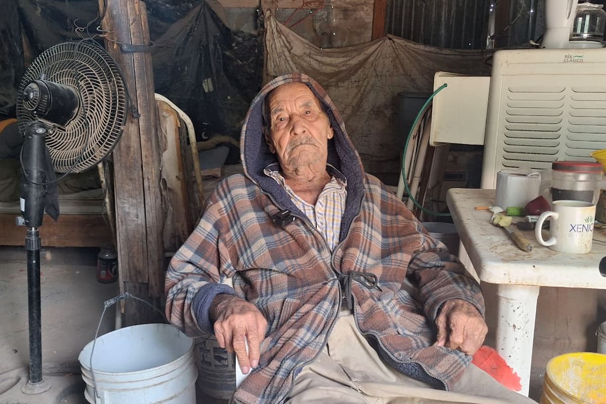 Adulto mayor en Hermosillo enfrenta el frío con pocas cobijas y pide apoyo