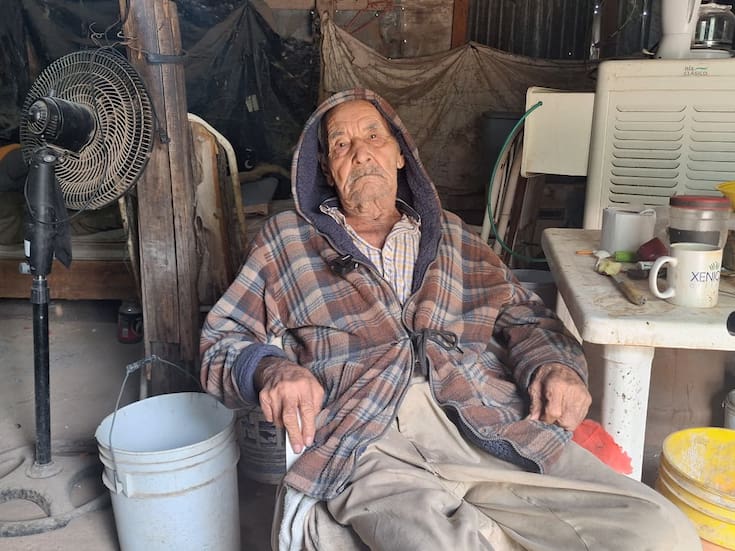 Adulto mayor en Hermosillo enfrenta el frío con pocas cobijas y pide apoyo