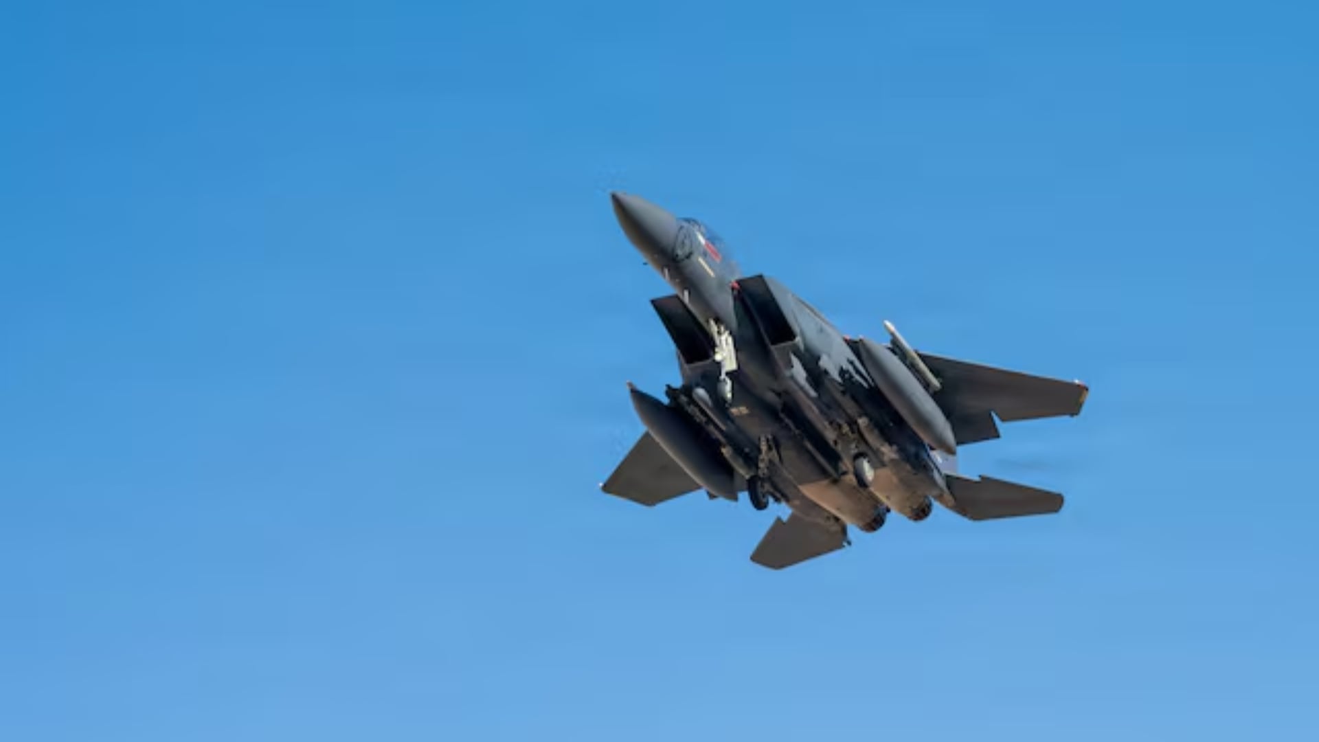El segundo tripulante del caza F-15E derribado en Irán fue localizado, pero permanece en territorio iraní ante el riesgo por hostilidades activas. /Reuters