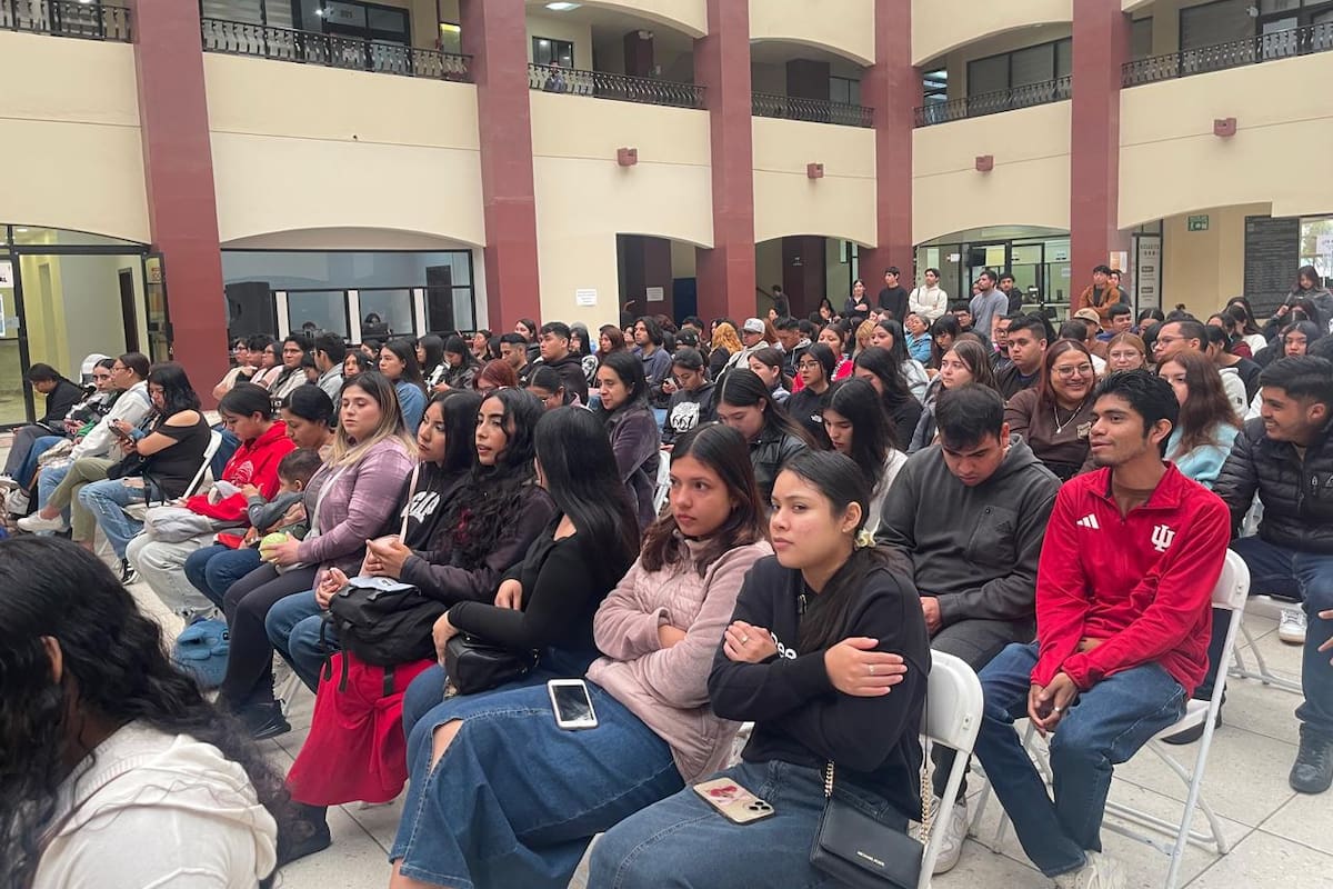 Universitarios de Rosarito reciben estímulos económicos