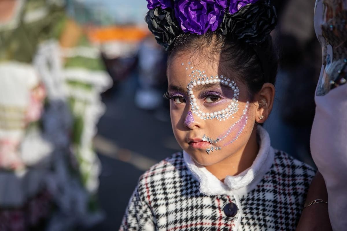 Familias completas, niñas, niños y jóvenes se dieron cita para presenciar el recorrido organizado por comerciantes del Mercado Benito Juárez. Foto: Border Zoom