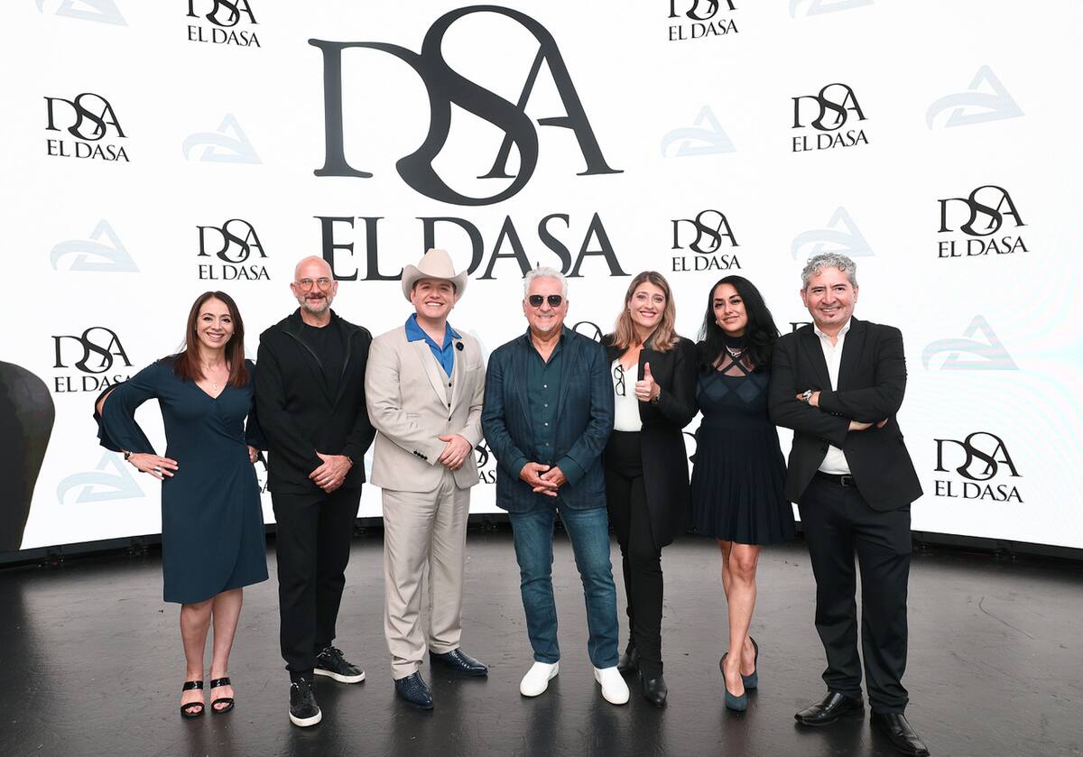 En la foto aparece "El Dasa" con su equipo de representantes, colaboradores y productores musicales. FOTO: CORTESÍA