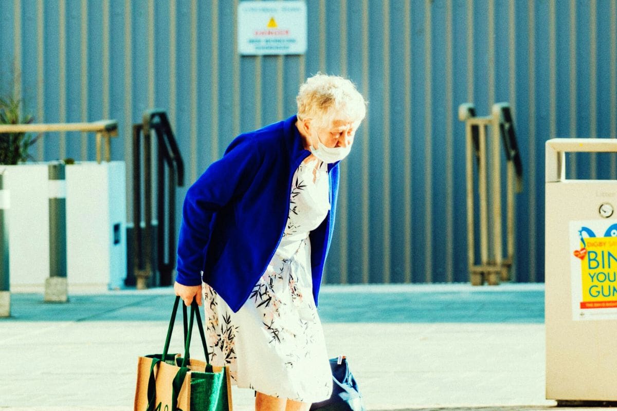 ¿Por qué nos hacemos más pequeños con la edad?