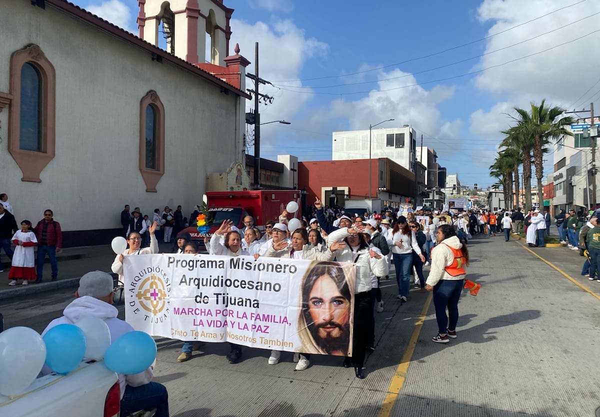 De acuerdo con las autoridades alrededor de 2 mil 500 personas participaron en la marcha por la paz y por la vida.
