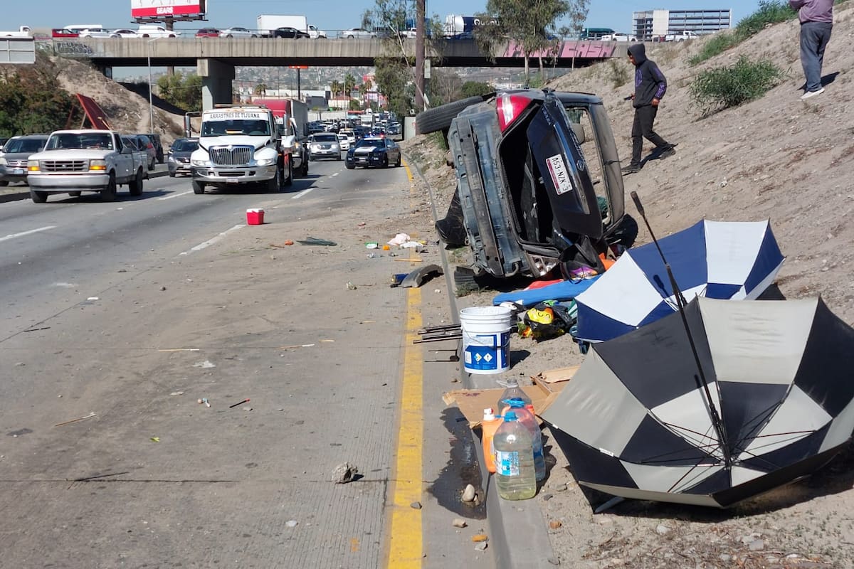 Auto se vuelca en la Vía Rápida Oriente; madre e hijo resultan heridos
