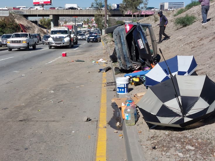 Auto se vuelca en la Vía Rápida Oriente; madre e hijo resultan heridos