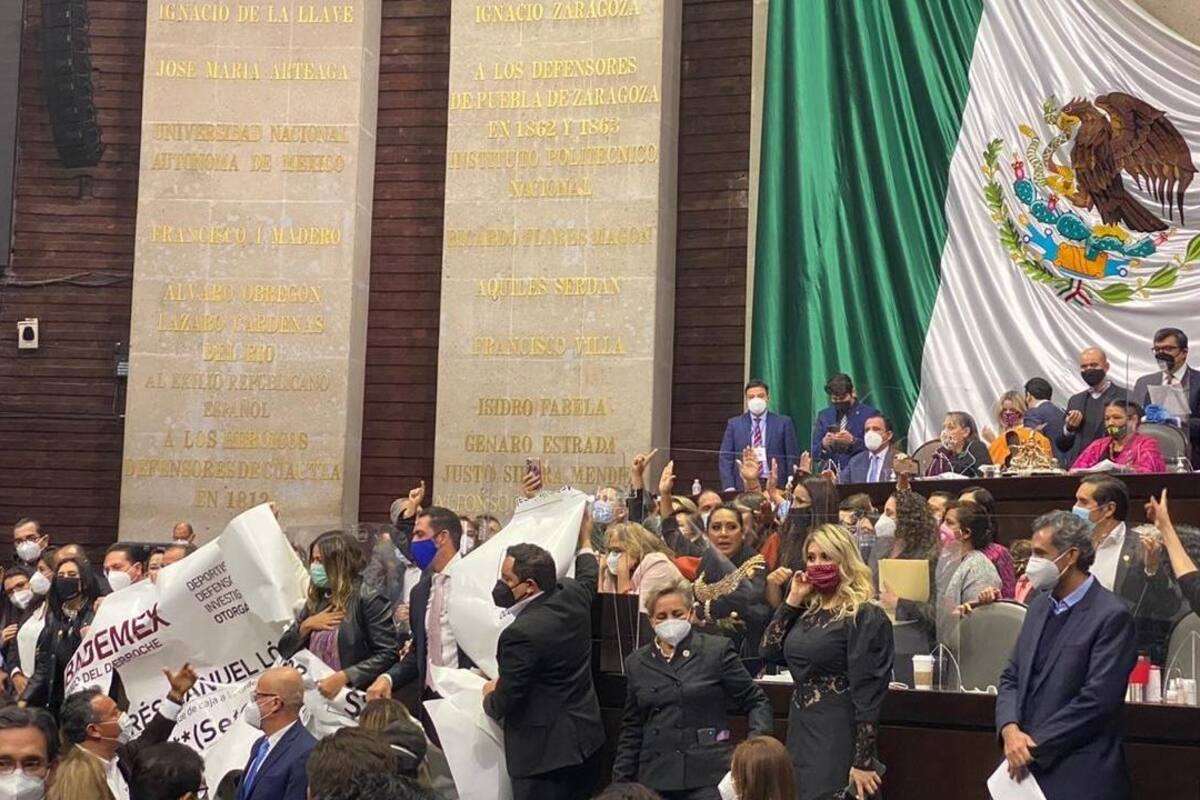 PAN toma la tribuna y diputados cerca de los golpes en dictamen por fideicomisos