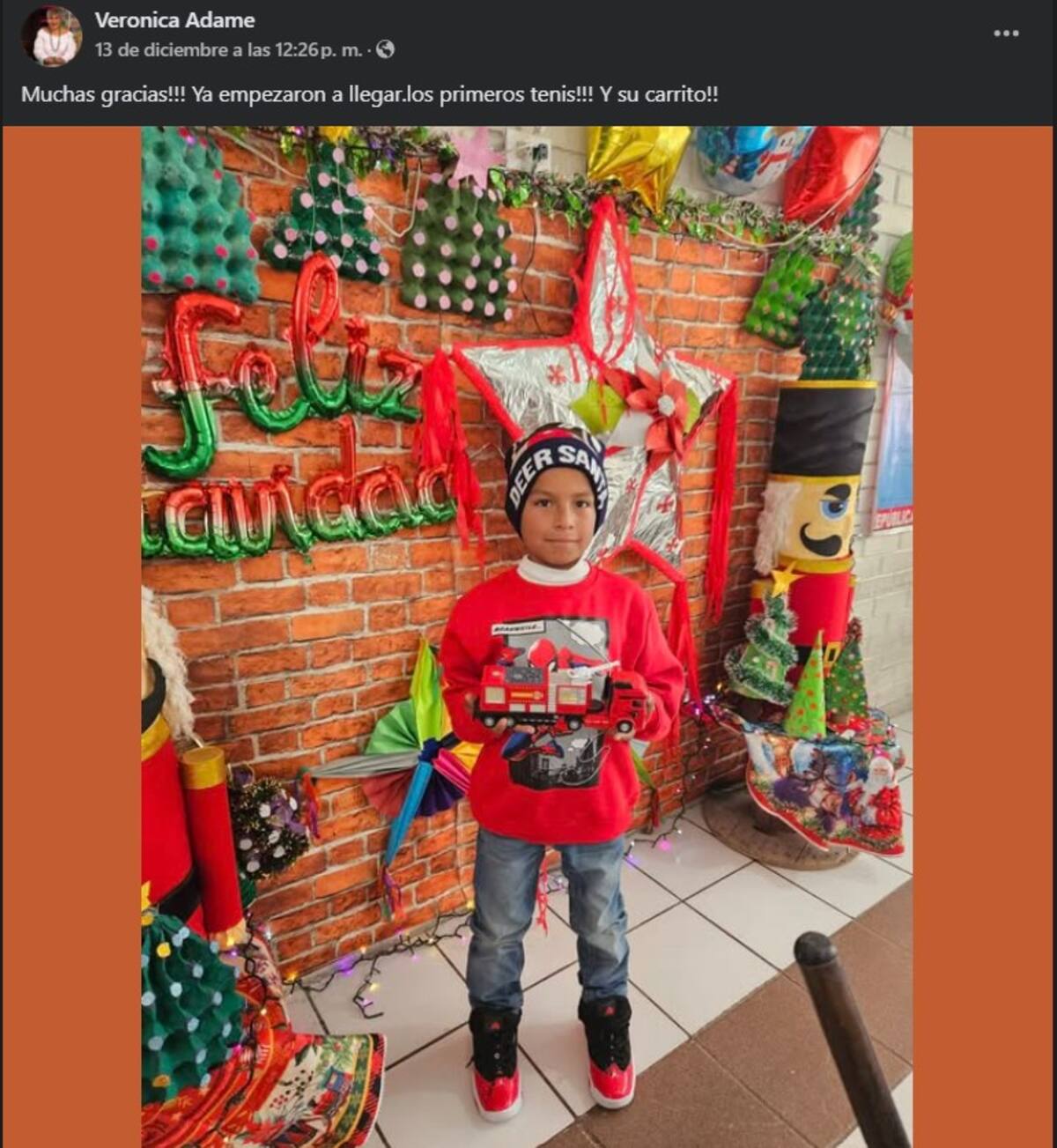Juanito recibe muchos regalos, incluyendo sus tenis y su carrito. Foto: Facebook