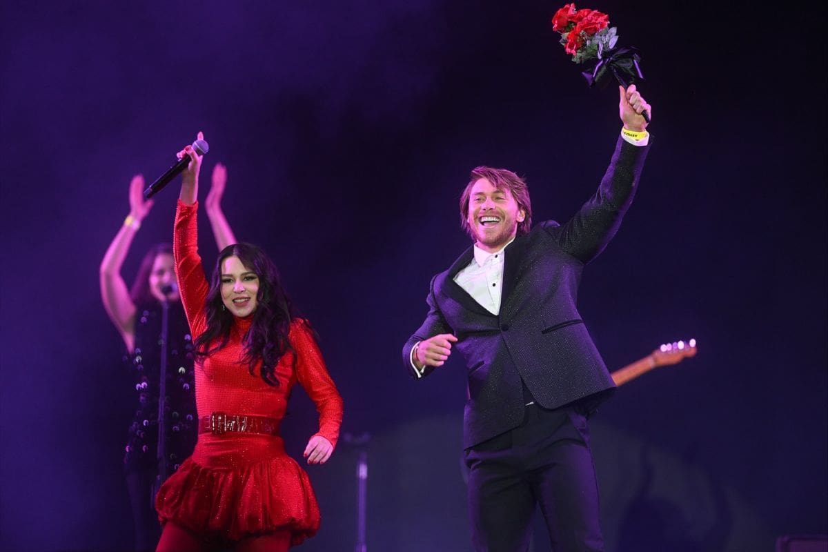 Aldo de Nigris canta “Rosa Pastel” junto a Belanova en el Festival Multiverso