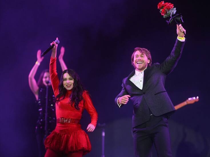 Aldo de Nigris canta “Rosa Pastel” junto a Belanova en el Festival Multiverso