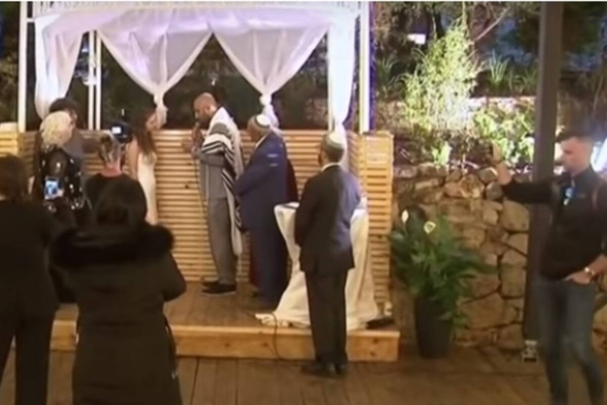 Novios se casan en Israel y sus invitados los acompañan por videollamada