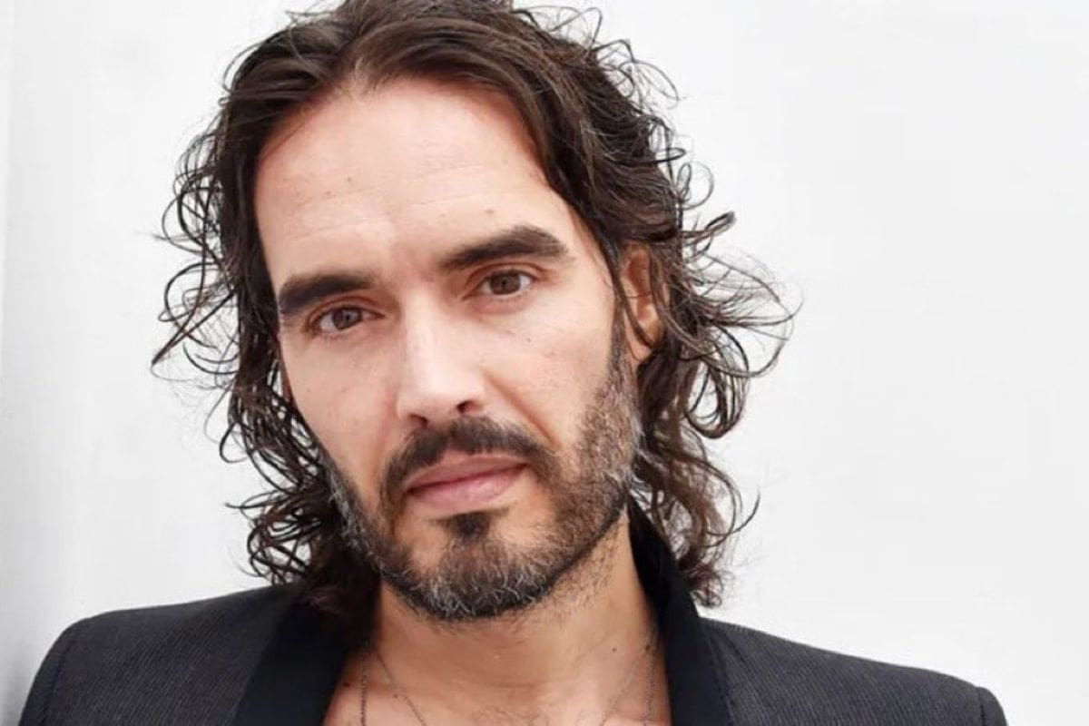 Russell Brand enfrenta nuevos cargos de abuso y agresión sexual: autoridades británicas suman acusaciones de 2009 y fijan audiencias para 2026