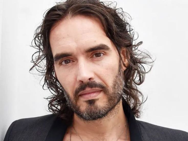 Russell Brand enfrenta nuevos cargos de abuso y agresión sexual: autoridades británicas suman acusaciones de 2009 y fijan audiencias para 2026