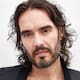 Russell Brand enfrenta nuevos cargos de abuso y agresión sexual: autoridades británicas suman acusaciones de 2009 y fijan audiencias para 2026