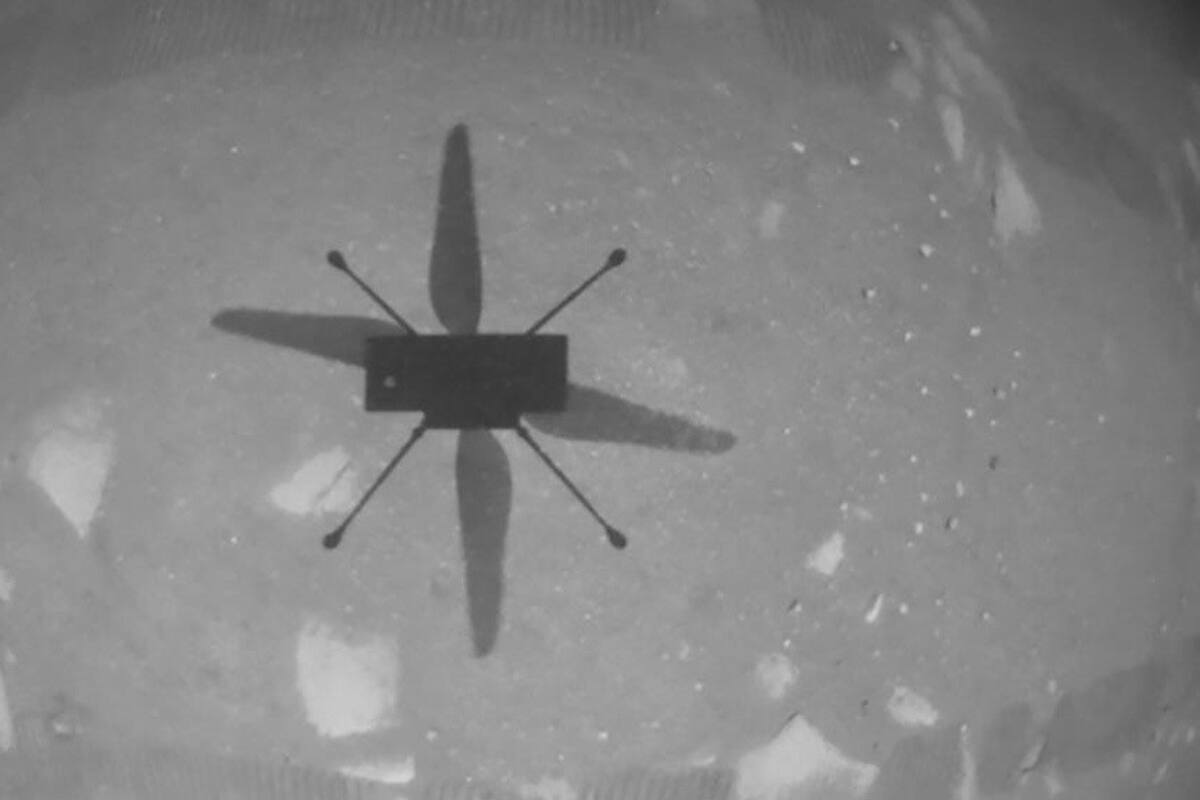 La primera imagen tomada por el helicóptero Ingenuity de la NASA durante su histórico vuelo en Marte
