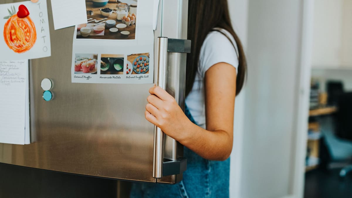 Ajustar la temperatura del refrigerador entre 3°C y 5°C y evitar abrir la puerta constantemente reduce el consumo de luz hasta un 30%, eliminando la falsa práctica de desconectarlo por las noches para ahorrar