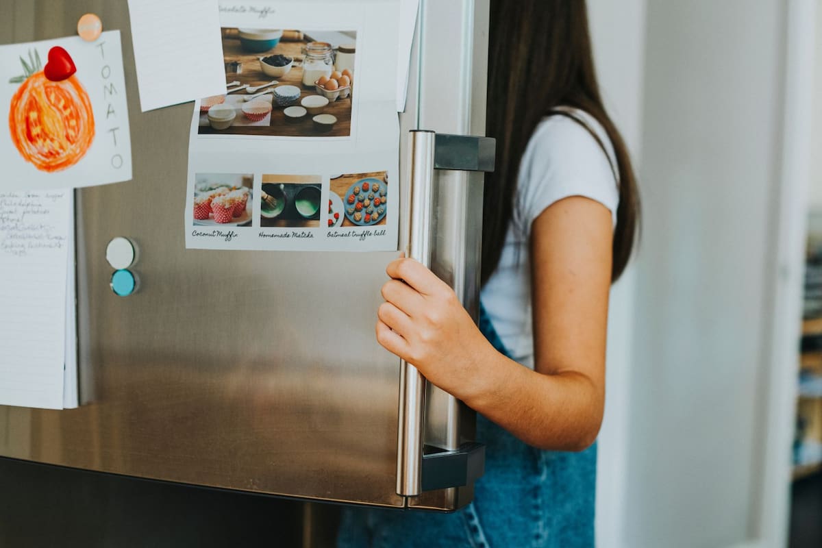 Ajustar la temperatura del refrigerador entre 3°C y 5°C y evitar abrir la puerta constantemente reduce el consumo de luz hasta un 30%, eliminando la falsa práctica de desconectarlo por las noches para ahorrar