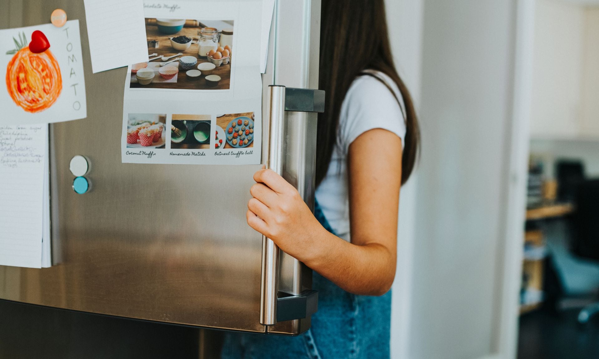 Ajustar la temperatura del refrigerador entre 3°C y 5°C y evitar abrir la puerta constantemente reduce el consumo de luz hasta un 30%, eliminando la falsa práctica de desconectarlo por las noches para ahorrar | Magnific
