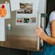 Ajustar la temperatura del refrigerador entre 3°C y 5°C y evitar abrir la puerta constantemente reduce el consumo de luz hasta un 30%, eliminando la falsa práctica de desconectarlo por las noches para ahorrar