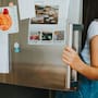 Ajustar la temperatura del refrigerador entre 3°C y 5°C y evitar abrir la puerta constantemente reduce el consumo de luz hasta un 30%, eliminando la falsa práctica de desconectarlo por las noches para ahorrar