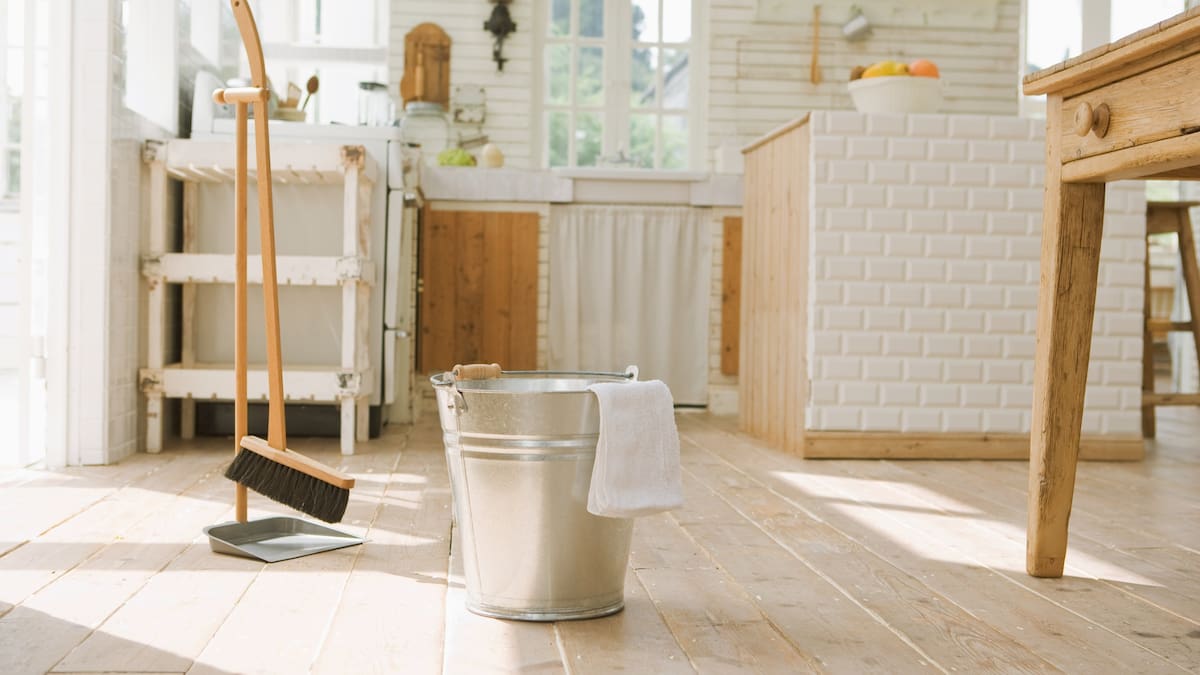 El vinagre blanco es recomendado por especialistas para limpiar la entrada del hogar, una de las zonas con mayor contacto con suciedad del exterior|Foto: Canva