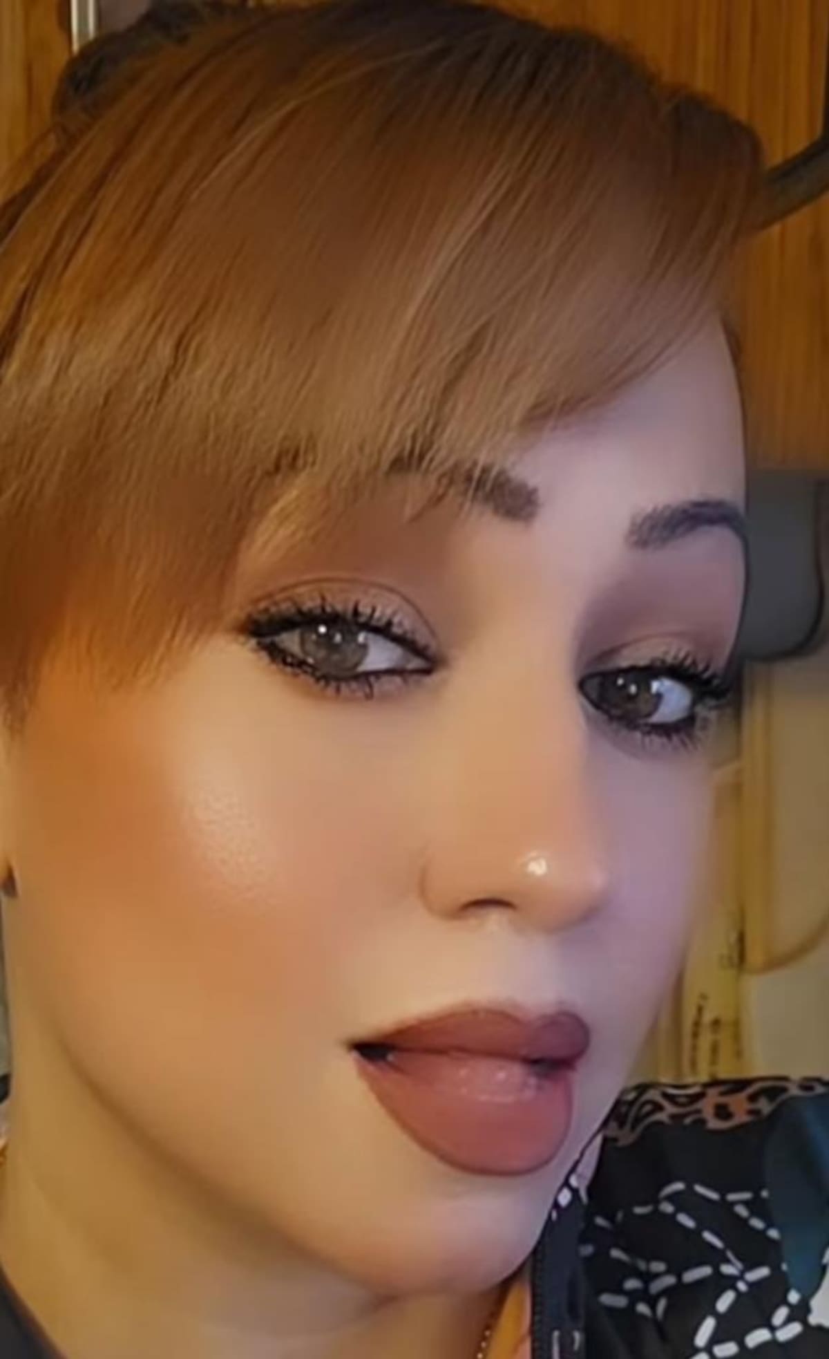 La influencer Nancy Grewal, de 45 años, fue apuñalada el 3 de marzo en Ontario y murió en un hospital, mientras el LaSalle Police Service investiga el caso como incidente aislado y su familia sugiere un posible móvil ligado a redes sociales. Foto: Instagram/@realnancygrewal