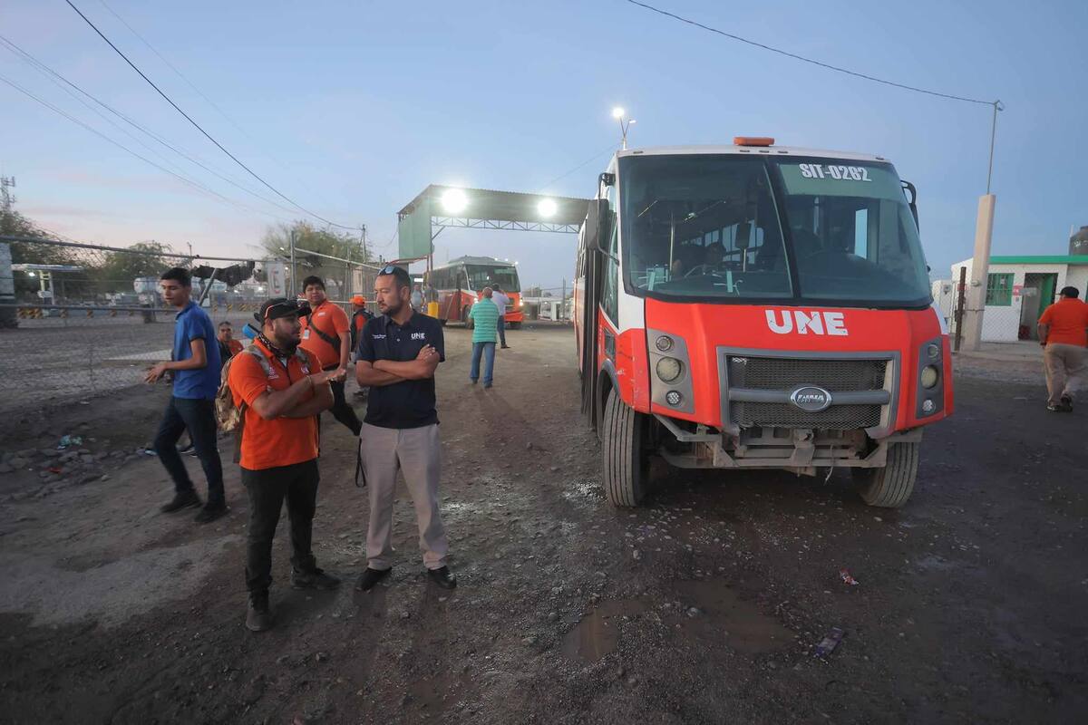 Un grupo de chóferes bloquean esta mañana la salida de las unidades del Transporte Urbano del Centro de Pernocta en bulevar Lázaro Cárdenas donde hay presencia de Cuerpos de Seguridad.