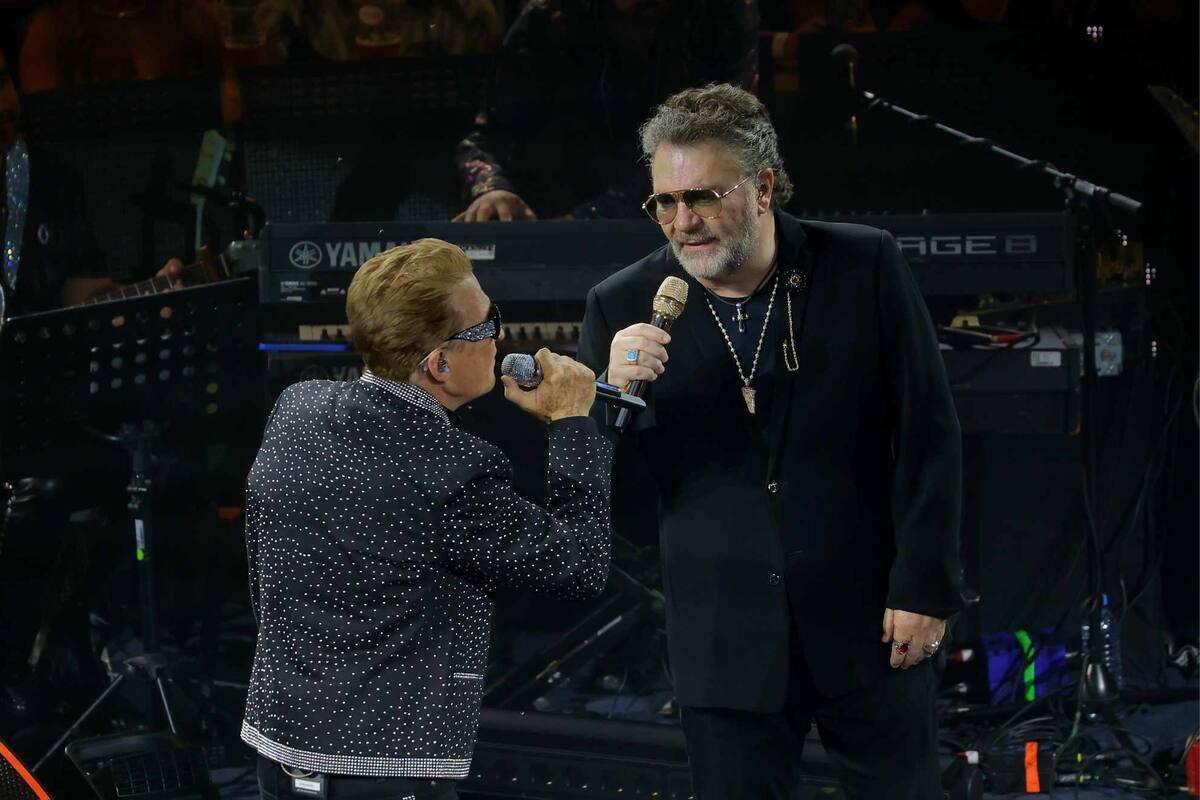 Homenajean a Mijares y Emmanuel en la Expogan; sacan sus “pasos ochenteros”