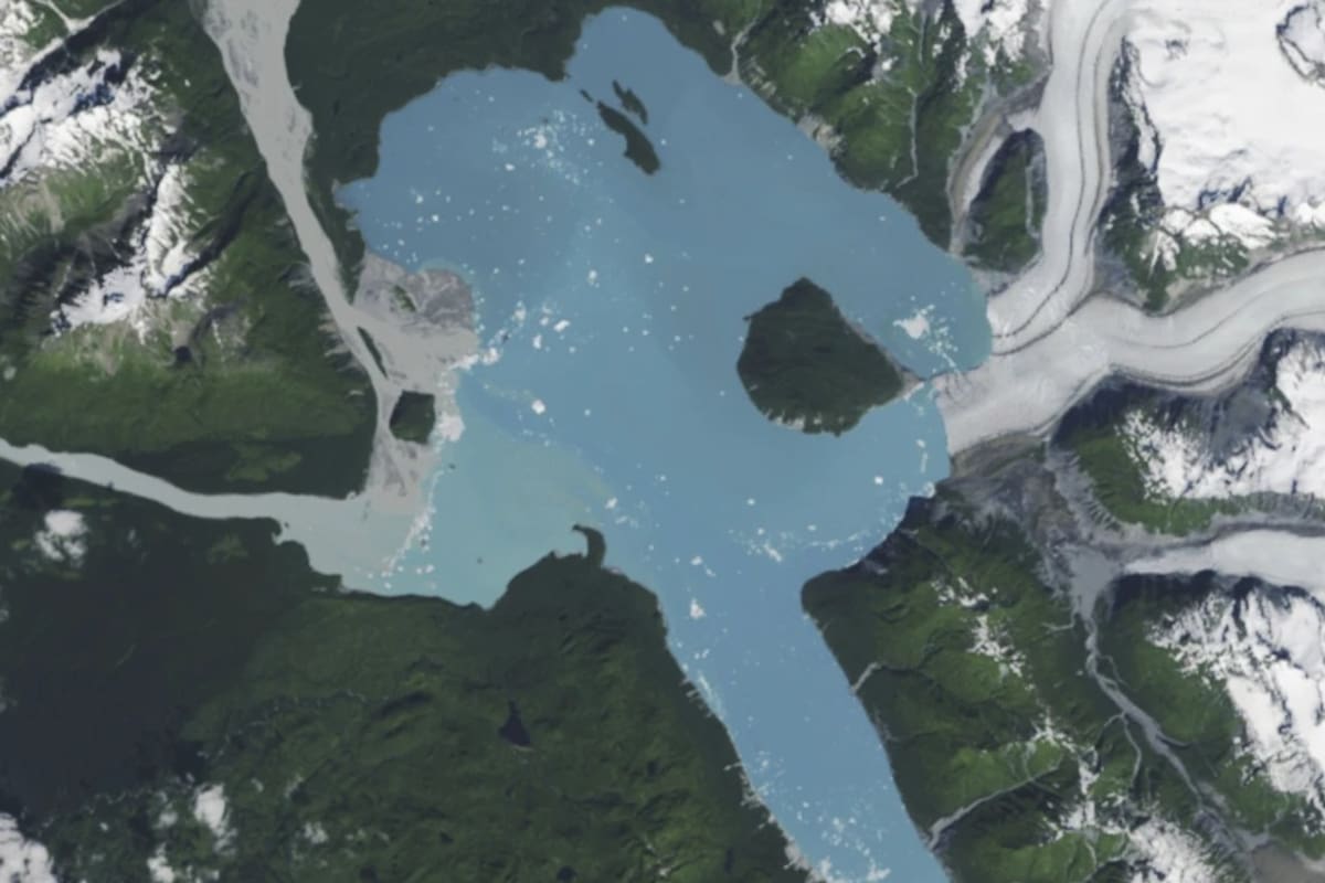 Glaciar en retroceso revela una nueva isla en Alaska