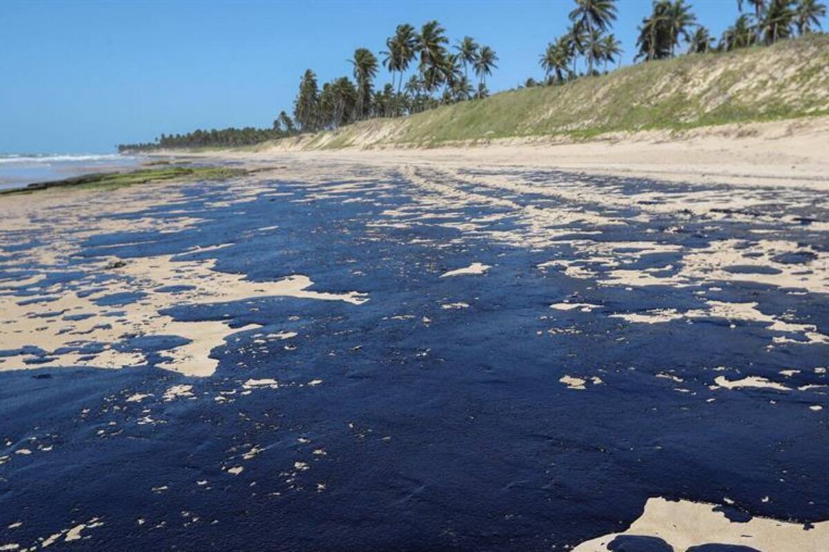 Alerta en Brasil tras aparición de chapopote en playas