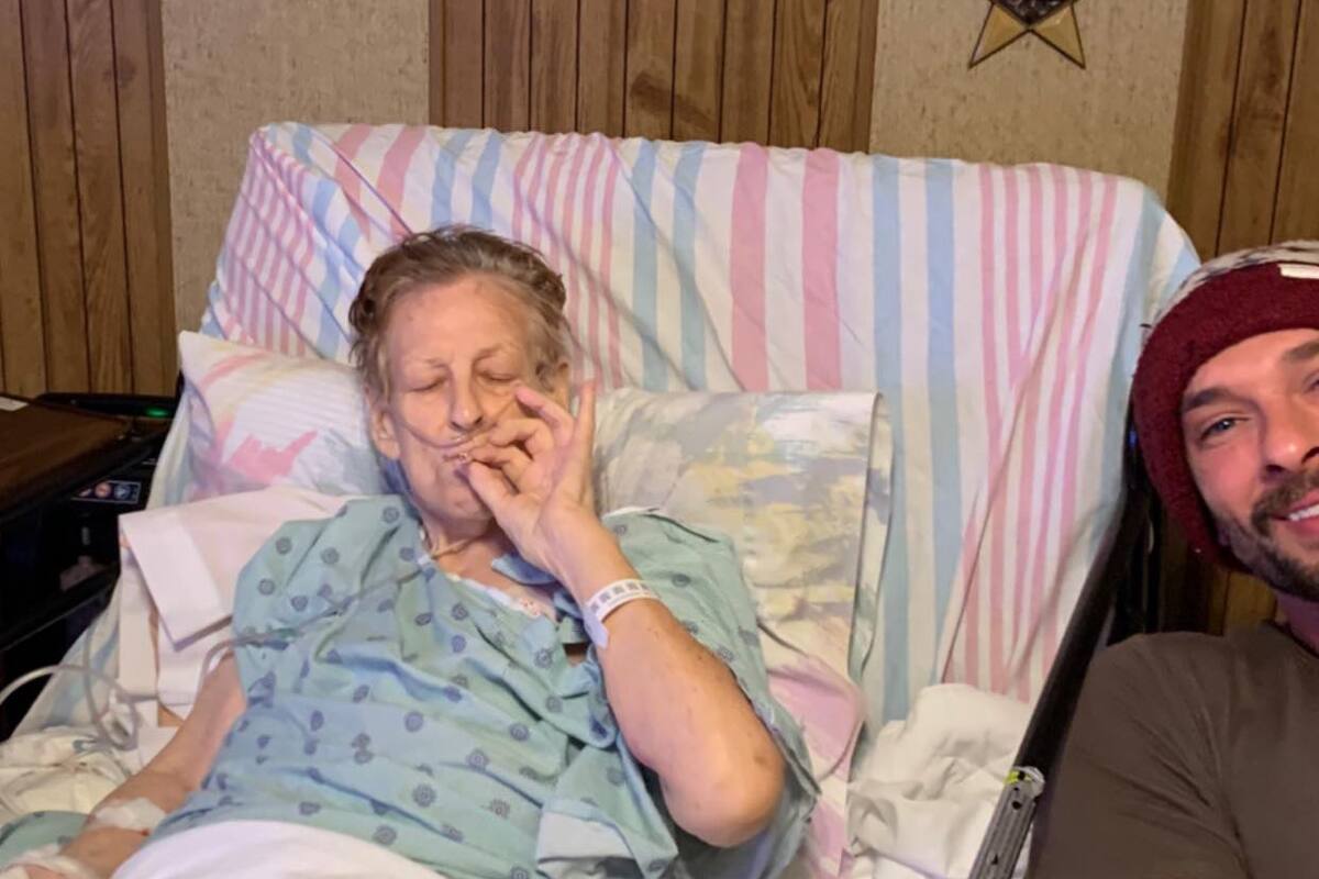 Abuelita fuma mariguana junto a su nieto antes de morir por cáncer