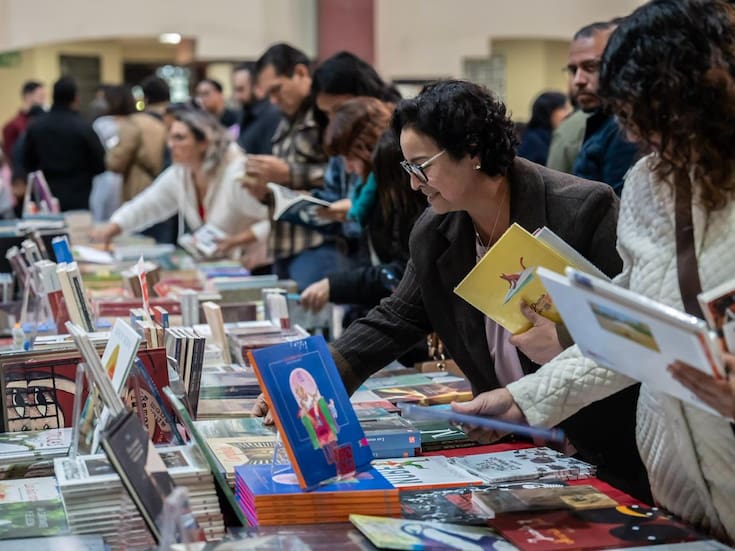 ¿Qué leen realmente los mexicanos? desde libros y revistas hasta periódicos, redes sociales e historietas; ocho de cada diez personas consumen algún material y los jóvenes lideran un cambio histórico en los hábitos de lectura