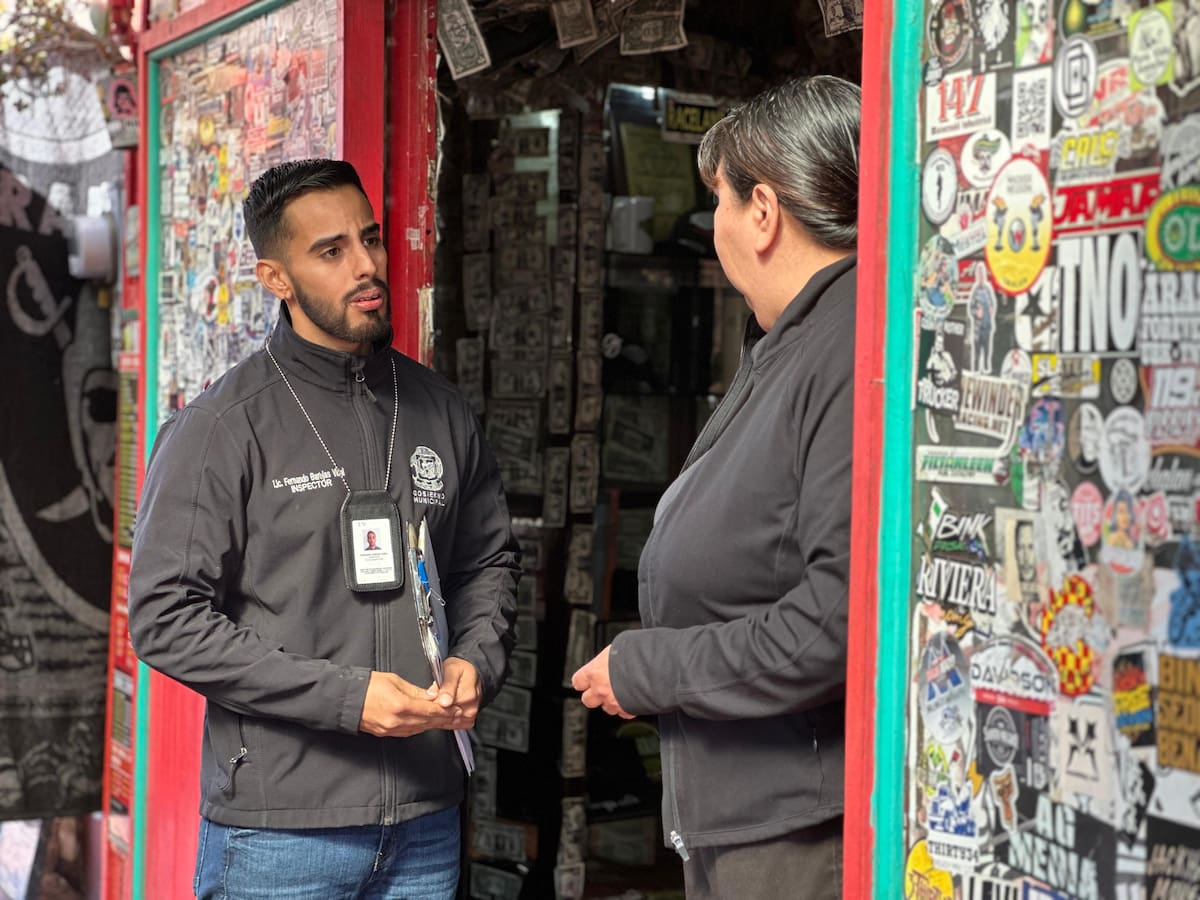 El operativo municipal busca que los comercios cumplan la normatividad y mejoren la limpieza en el primer cuadro y otras áreas de la ciudad. Foto: Cortesía