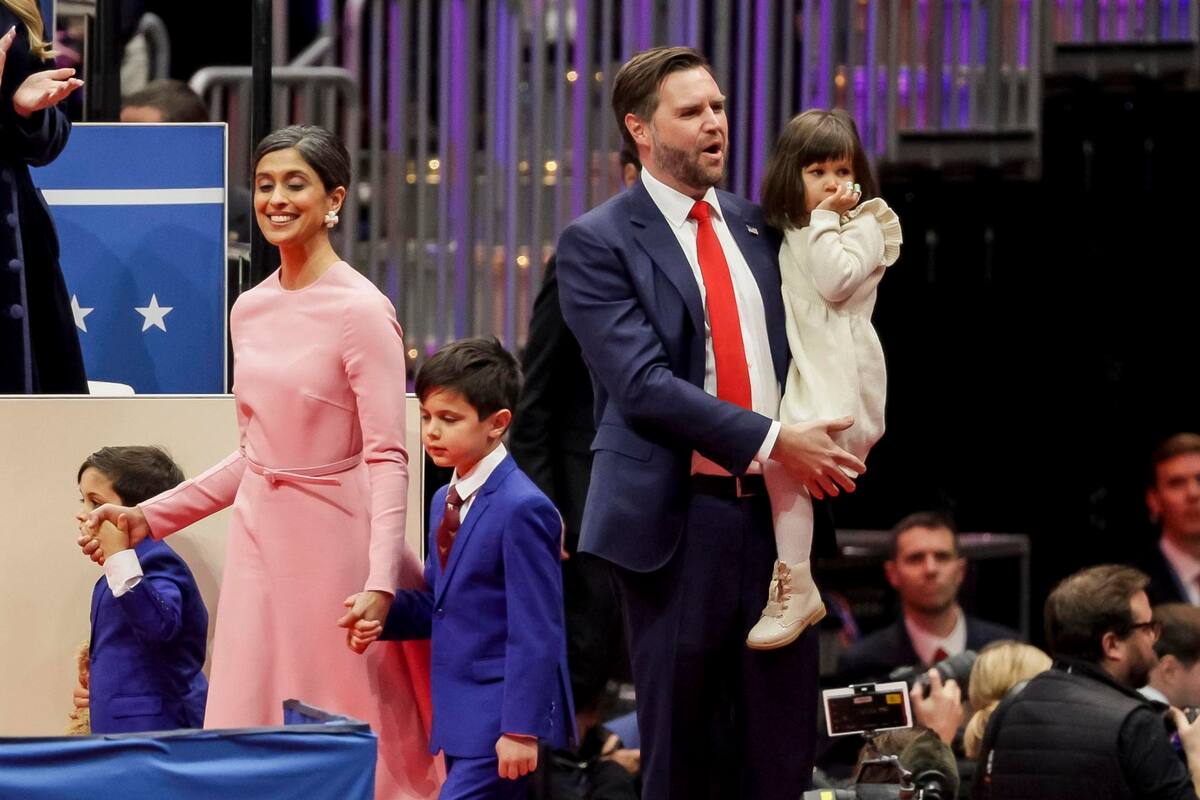 Washington (United States), 20/01/2025.- US Vice President JD Vance (R) and Second Lady Usha Vance (2-L) with their children on stage to join US President Donald Trump to address supporters gathered for an inauguration event at the Capitol One Arena in Washington, DC, USA, 20 January 2025. Earlier today Trump was sworn in for a second term as president of the United States in the rotunda of the US Capitol, though the ceremonies and events surrounding the presidential inauguration were moved indoors due to extreme cold temperatures. (Estados Unidos) EFE/EPA/ALLISON DINNER