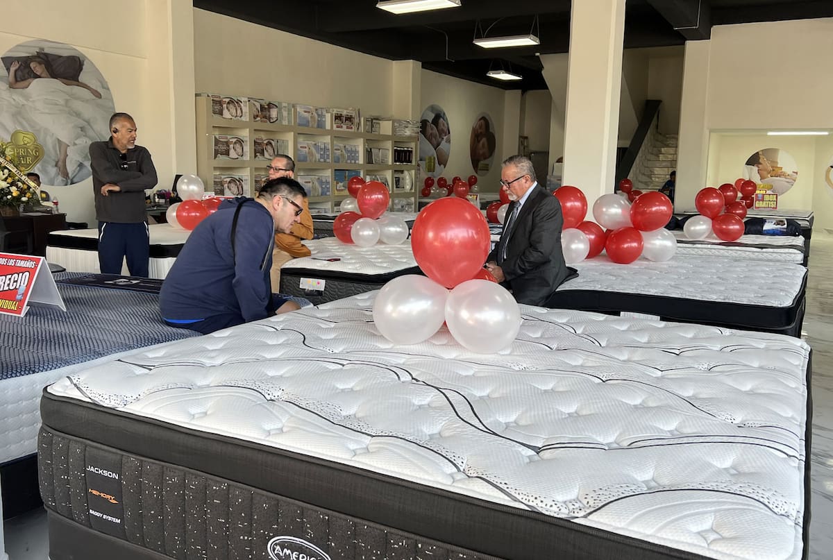 La tienda cuenta con un equipo capacitado en conocimiento de producto y tecnología de descanso.