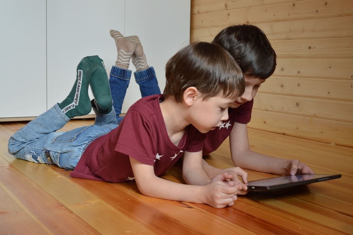 Regreso a clases y seguridad digital: cómo cuidar a los menores en línea y su uso de la IA