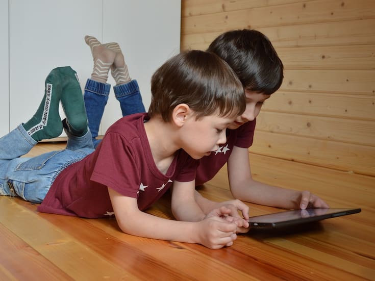 Recomiendan a padres suspender RR.SS. a sus hijos