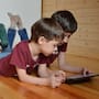 Experto en salud mental recomienda limitar el uso de pantallas a menos de dos horas diarias en niños de educación básica