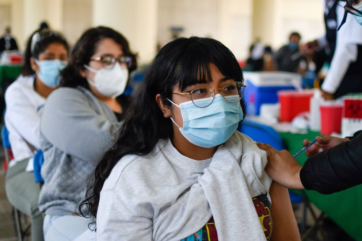 Covid: En México las vacunas triunfan, mientras que en EU algunos se resisten a ponérsela