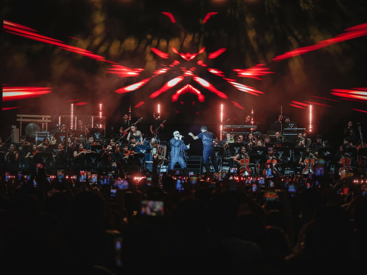 Yandel se presentó ante un lleno total en el Auditorio PSF de Mexicali, acompañado por la Filarmónica de Mexicali, en un concierto que fusionó sus éxitos de reguetón con arreglos orquestales.│Foto: Juan J. Morales