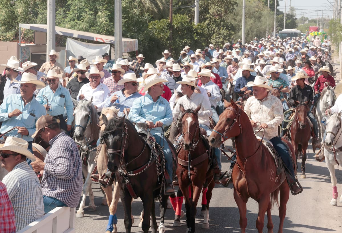 Cientos de jinetes, personas a pie, a bordo de vehículos y carros alegóricos, participaron en la Cabalgata a San Judas Tadeo. FOTO: TEODORO BORBÓN