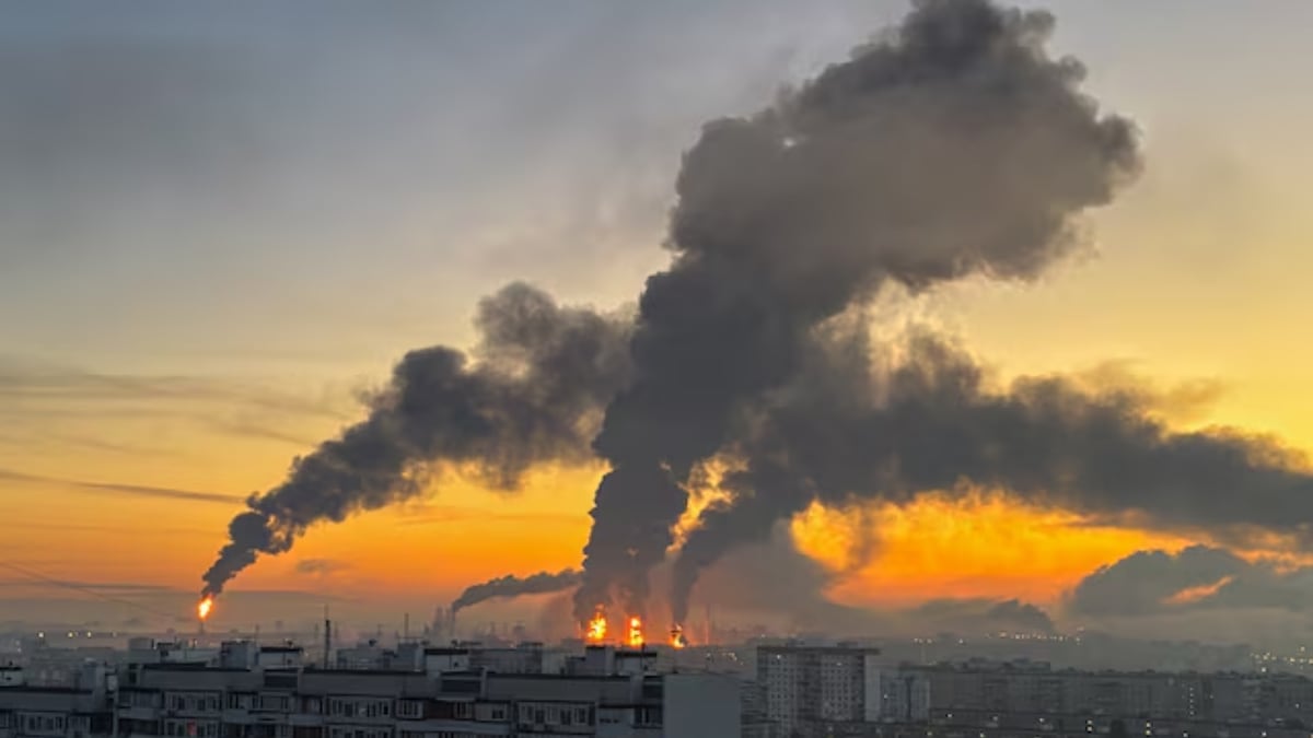 Un ataque masivo de drones provocó daños en la Refinería Petrolera de Moscú, dejó dos muertos en la región y obligó a evacuar a unas 400 personas de un edificio residencial. (REUTERS)