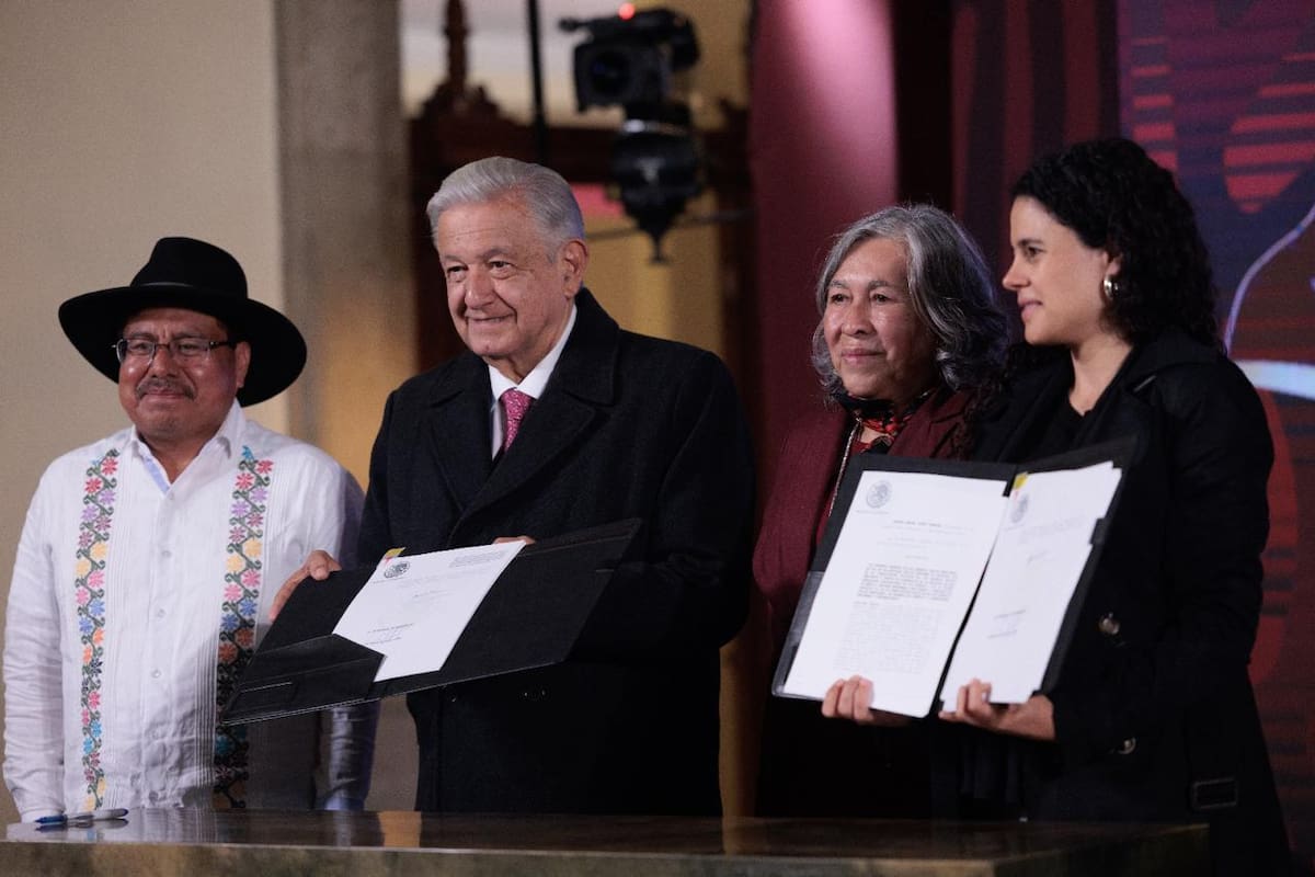 AMLO firma dos reformas en su última mañanera. | Crédito: Presidencia
