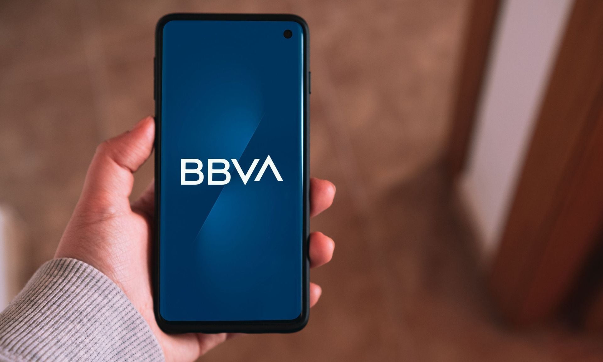 Lo más importante a tomar en cuenta para una transición exitosa es adoptar progresivamente las herramientas electrónicas para las gestiones de menor complejidad, reservando la visita a la sucursal únicamente para aquellos trámites que requieran la intervención directa de un ejecutivo bancario.