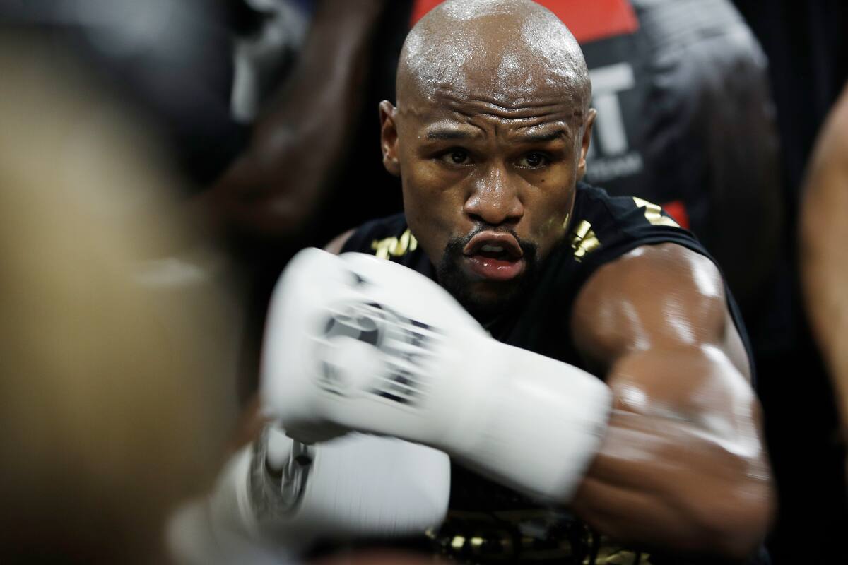 Floyd Mayweather festeja el 4 de julio acompañado de sus millones de dólares