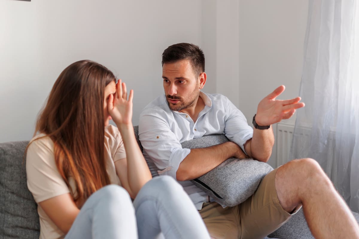 ¿Tu pareja controla el dinero? Señales de manipulación económica, según financieros