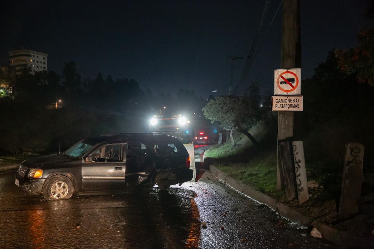 Abandonan vehículo chocado en el bulevar Fundadores