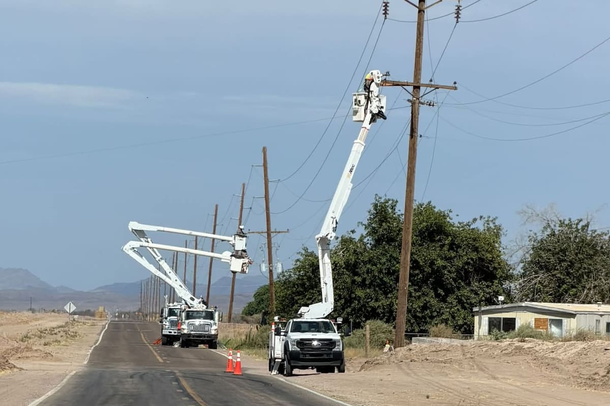 Tormenta derriba seis postes de alta tensión y deja sin electricidad a decenas de usuarios cerca de San Luis, Arizona